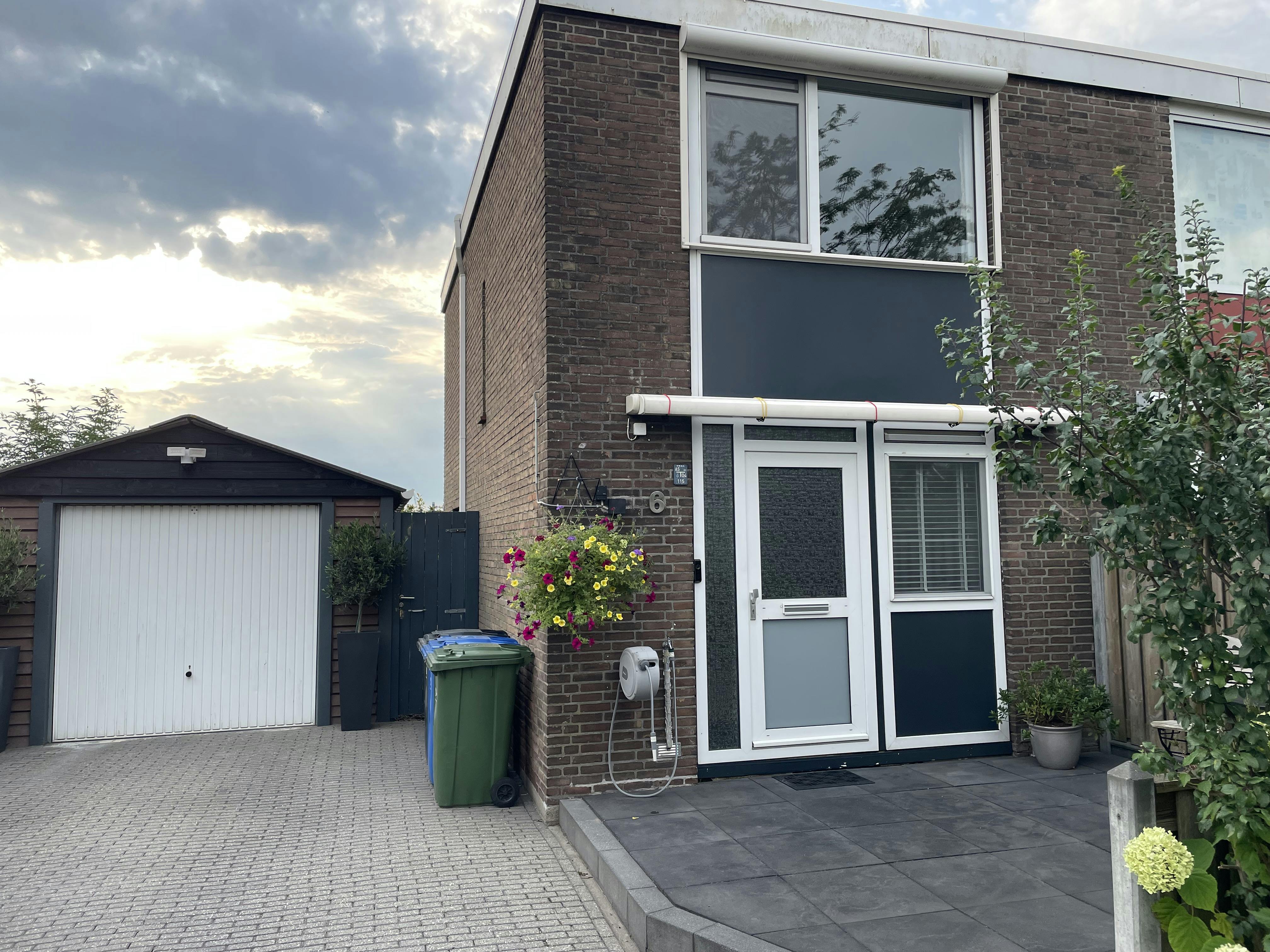 Bekijk foto 1/10 van house in Pernis Rotterdam