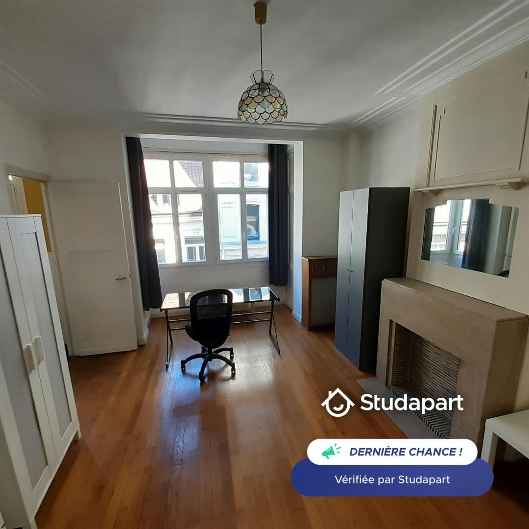 Apartment for rent for €1,400 per month in Lille, Rue Pierre Mauroy