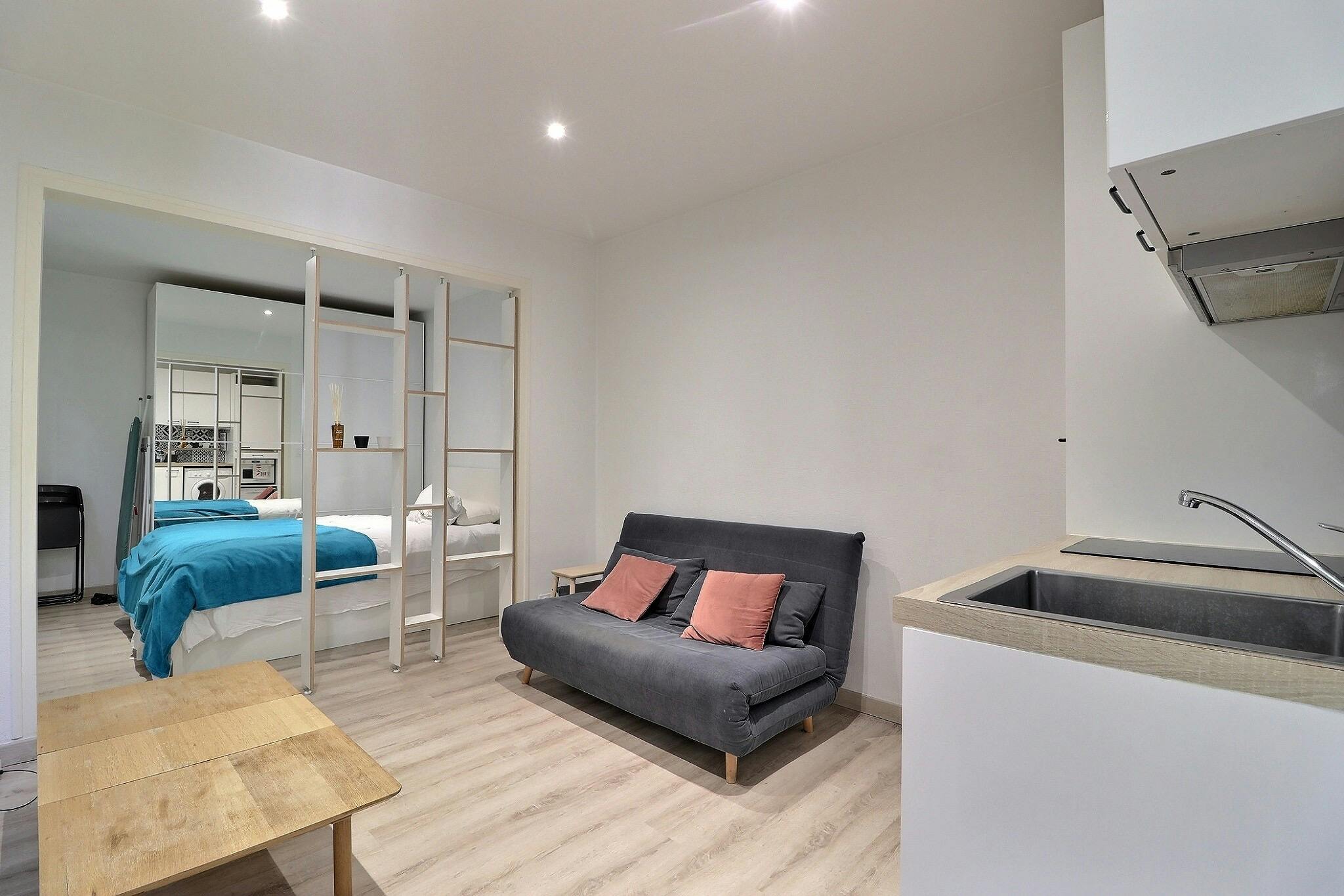 Studio for rent for €1,280 per month in Paris, Rue Myrha