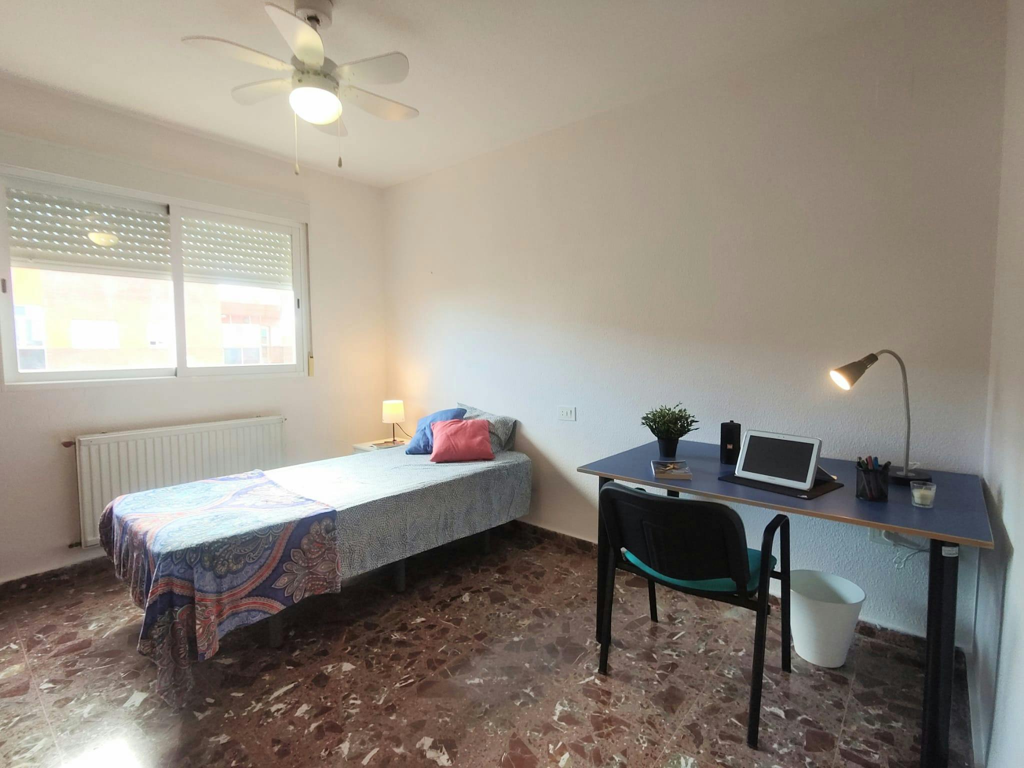 Stanza privata in affitto a 440 € al mese a Paterna, Carrer d'Ibi