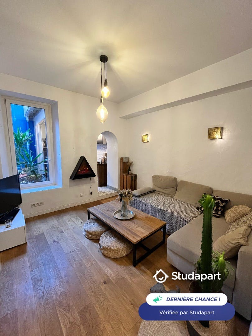 Apartment for rent for €850 per month in Marseille, Rue de Navarin