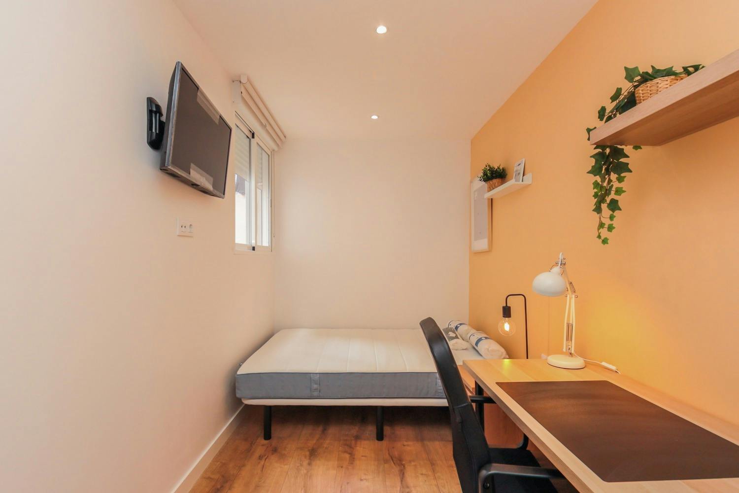 Отдельная комната сдается в аренду за 305 € в месяц в Reus, Carrer Santa Teresa