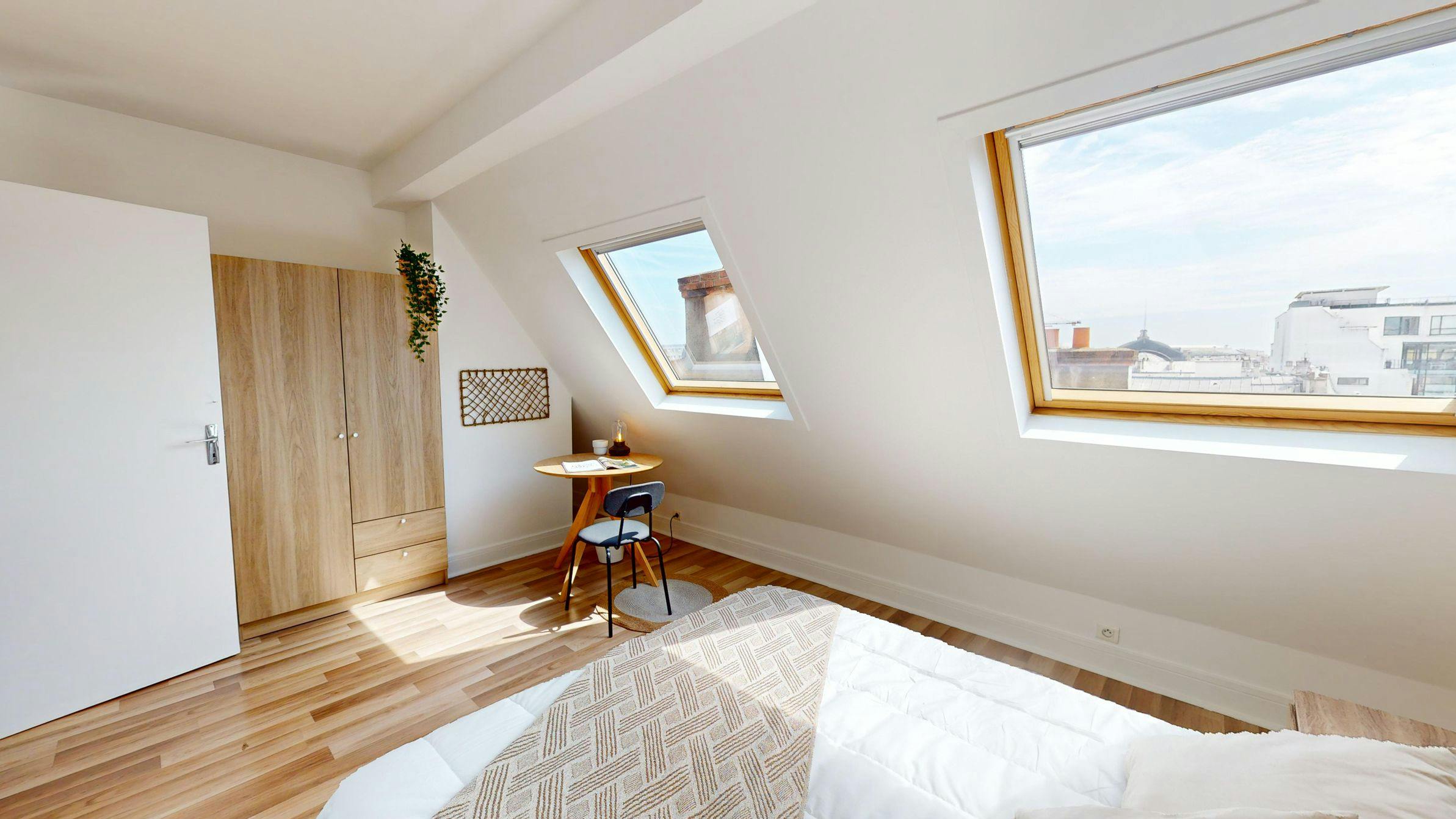 Private room for rent on Rue Taitbout, Paris - Plus