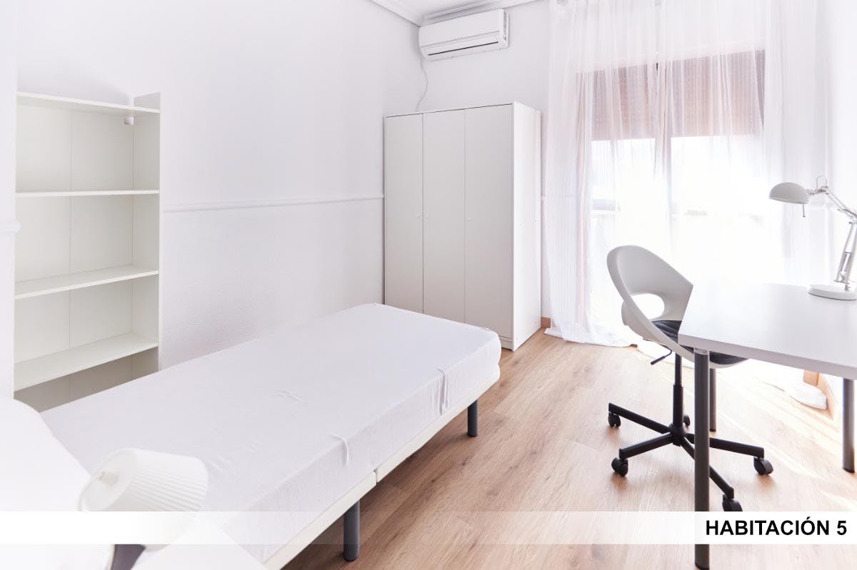 Private room for rent for €370 per month in Sevilla, Calle Juan de Ledesma