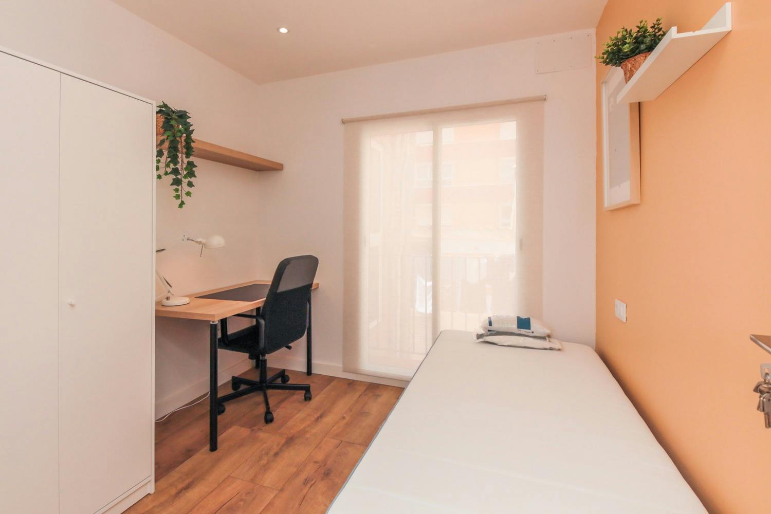 Private room for rent for €305 per month in Reus, Carrer Santa Teresa