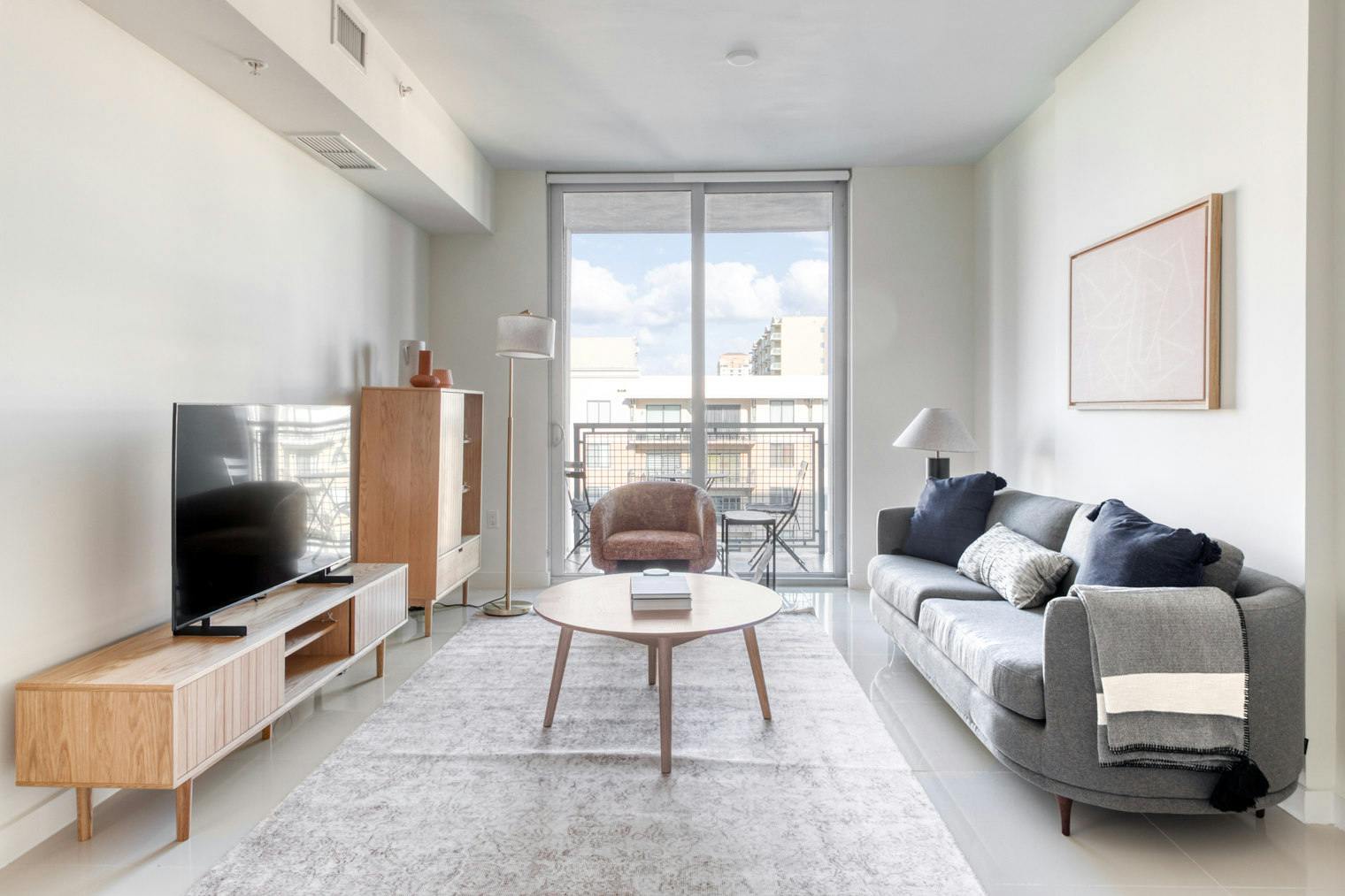 Appartement te huur voor $5,464 per maand in Miami, Coral Way