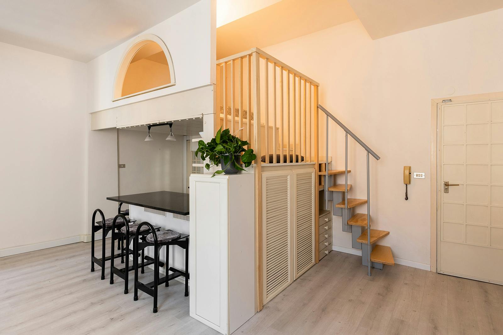 Studio for rent for €1,330 per month in Bologna, Via Castiglione