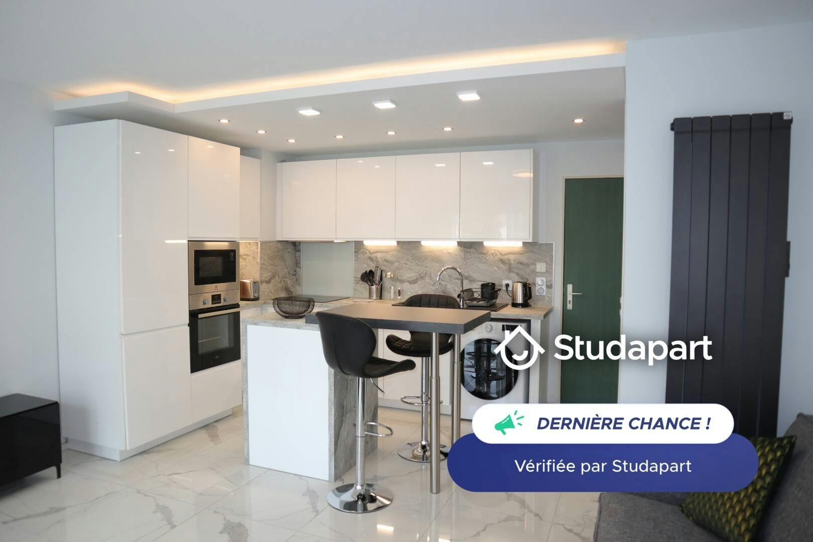 Apartment for rent for €1,530 per month in Fontainebleau, Rue Royale