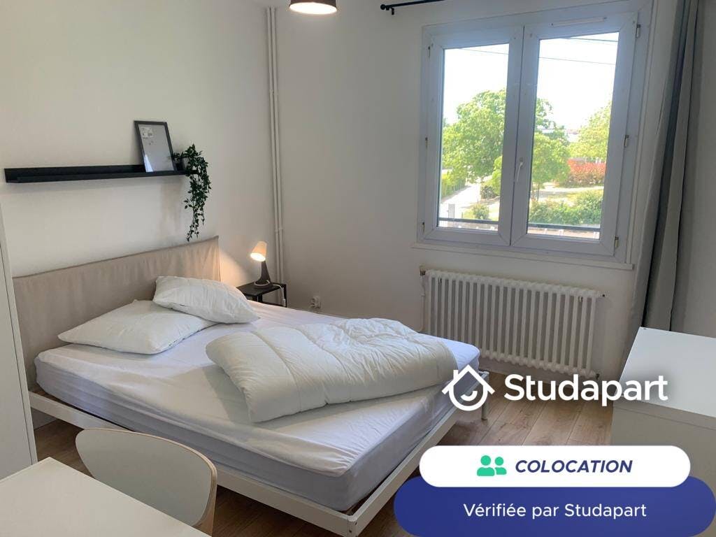 私人房间 正在以 €450 的月租出租，其位于 La Roche-sur-Yon, Rue Olivier de Clisson