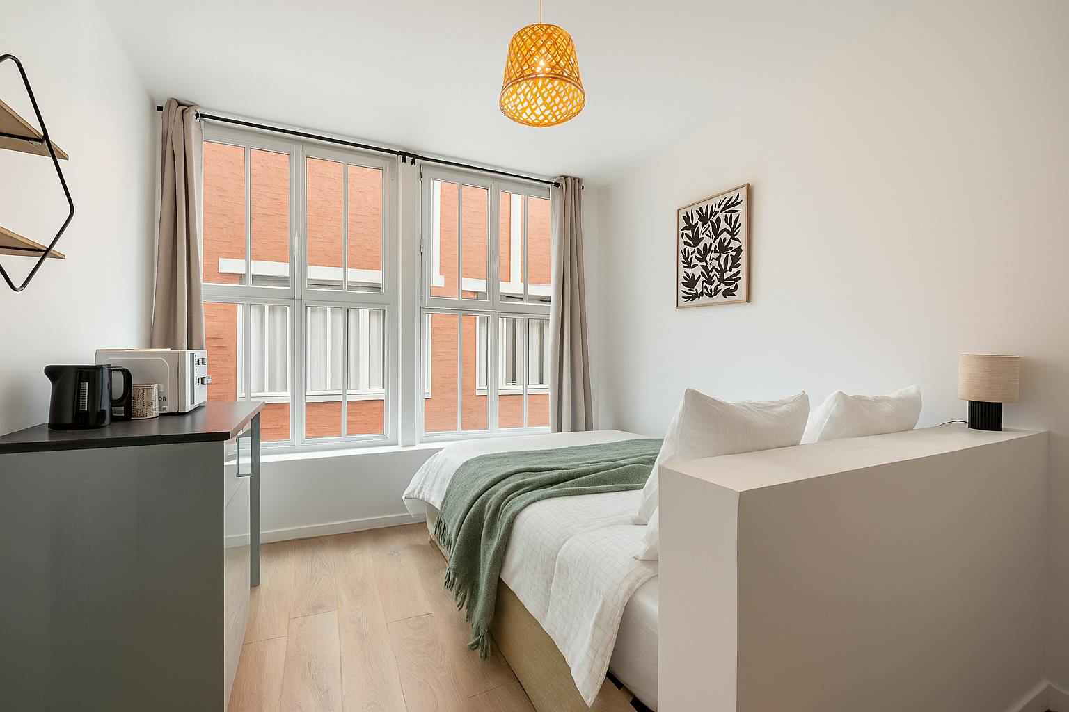 Studio for rent for €1,050 per month in Paris, Passage Penel