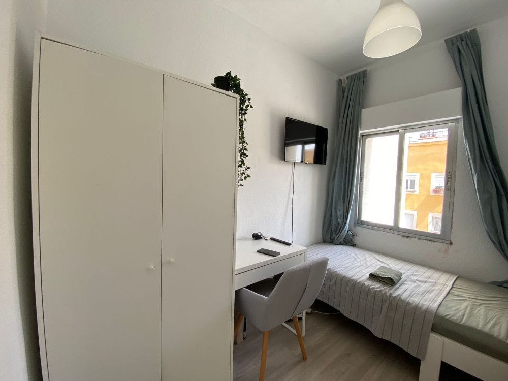 Private room for rent for €540 per month in Madrid, Calle de Luis Mitjans