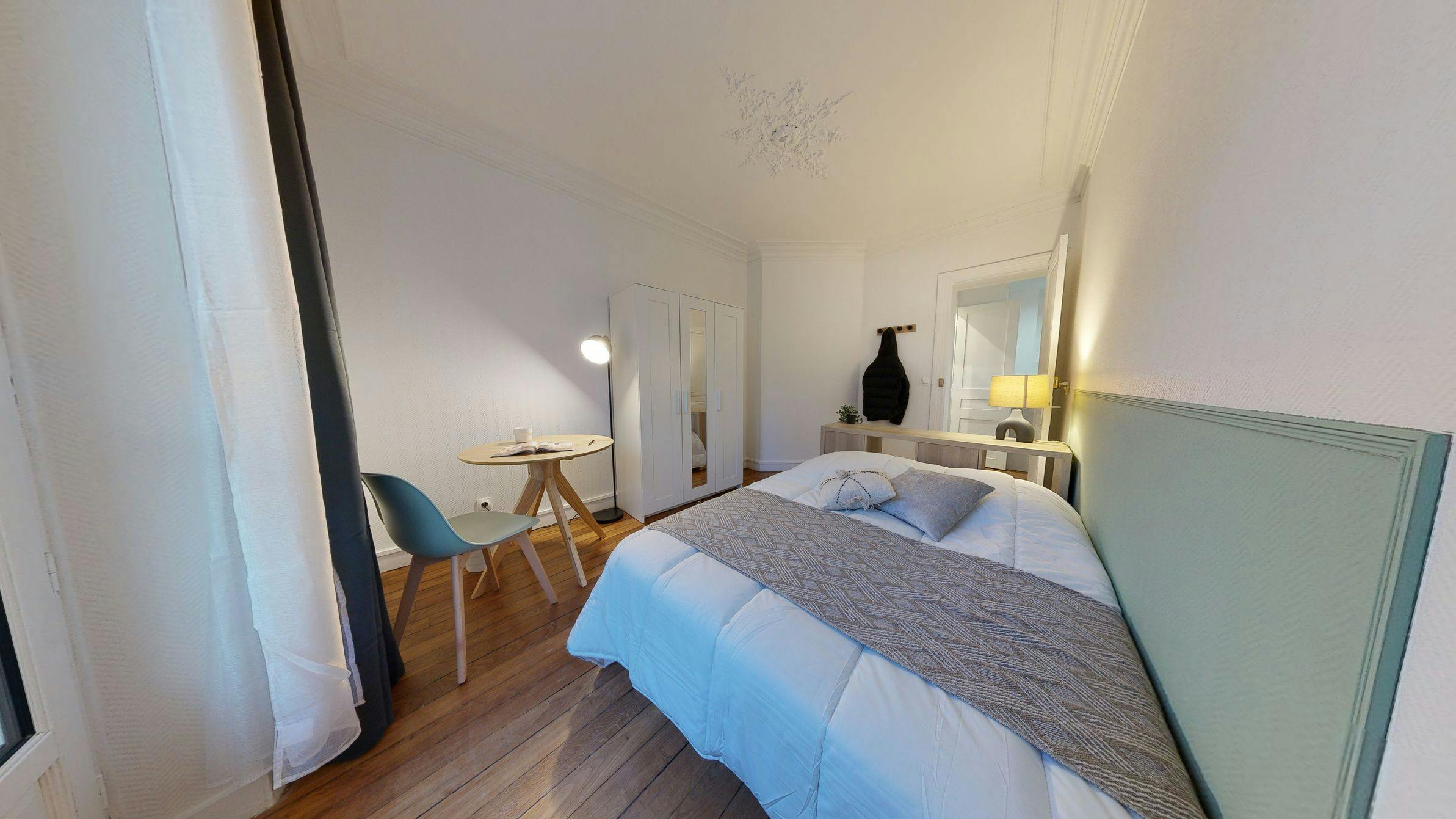 Private room for rent on Rue des Cloys, Paris - Vue 4