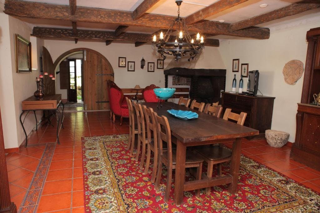 House for rent for €2,000 per month in Porto de Mós, Rua do Catadouro