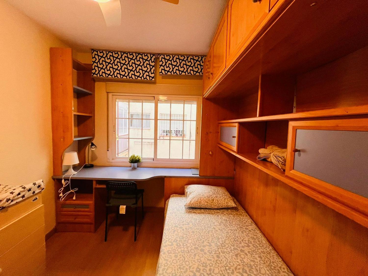 Private room for rent for €450 per month in Madrid, Calle de Castrillo de Aza