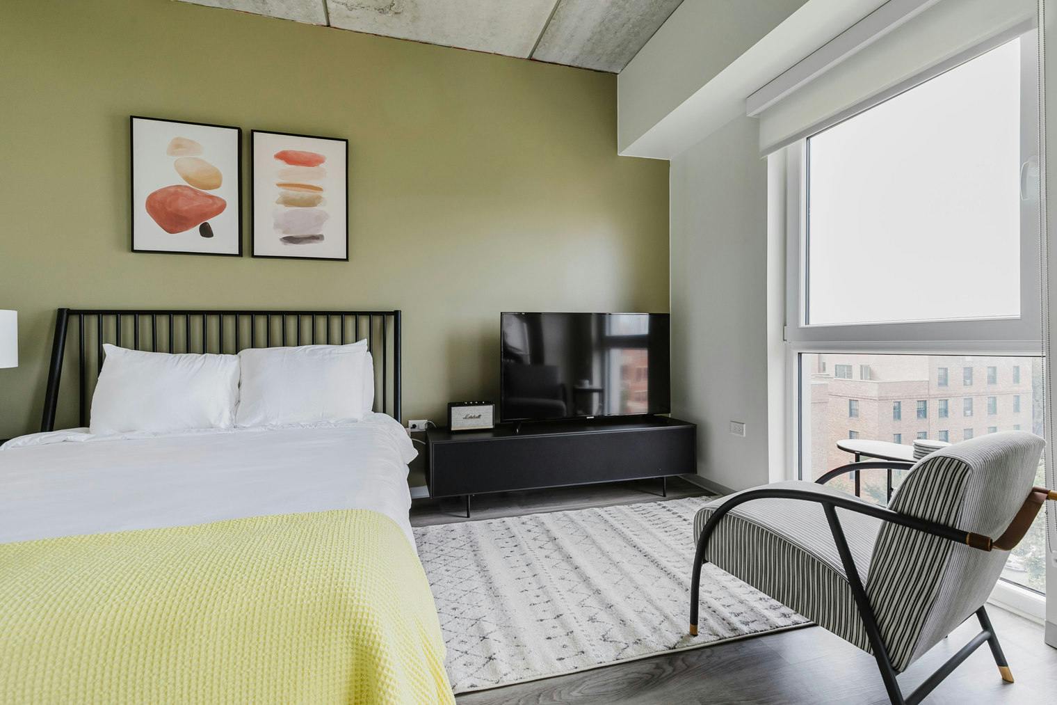 单间公寓 正在以 $2,825 的月租出租，其位于 Chicago, W Schiller St