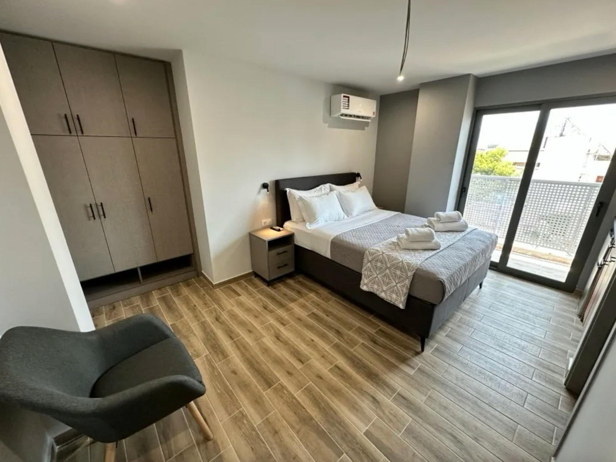 Irakleous, Aigáleo preview