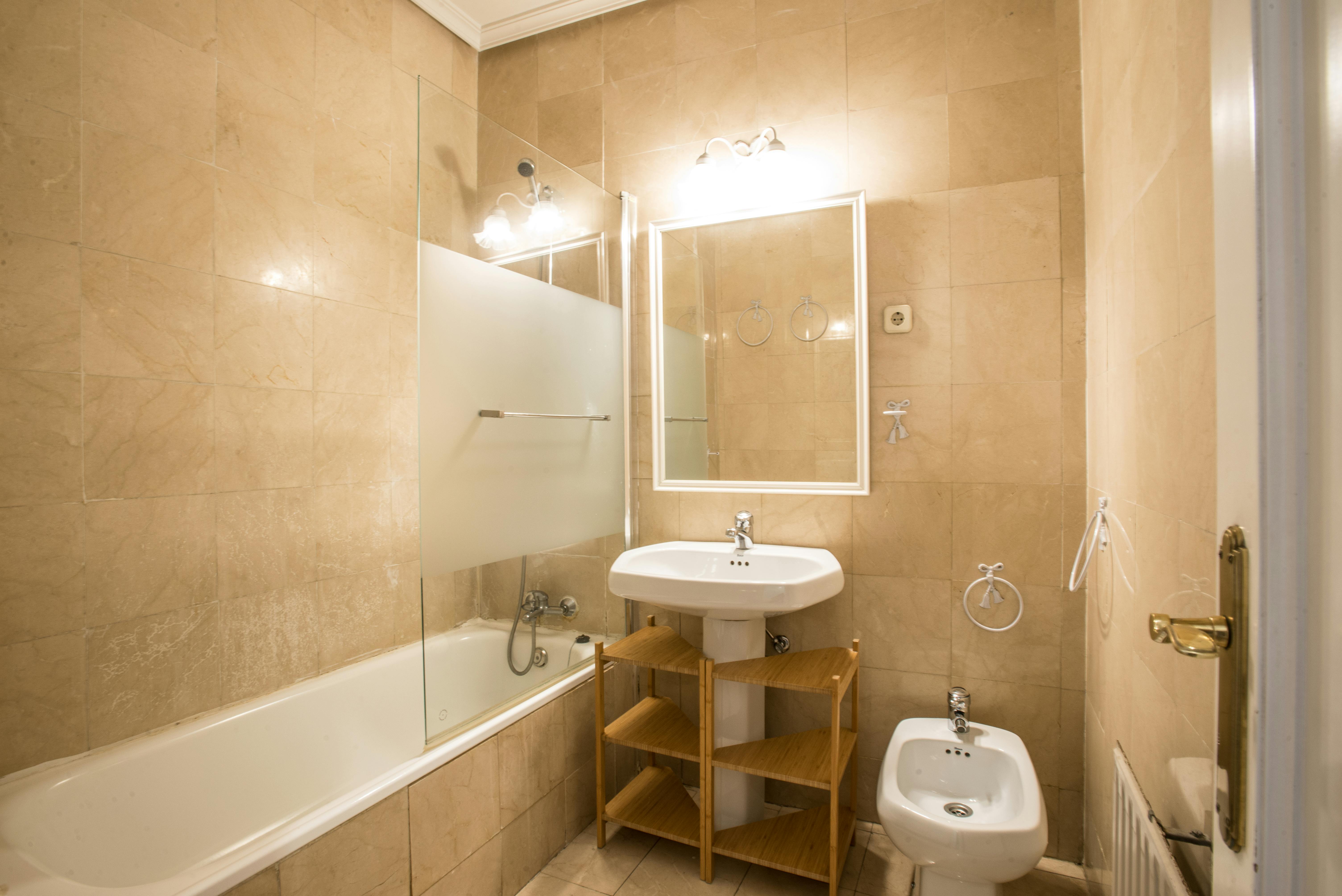 Private room for rent for €850 per month in Madrid, Plaza de Isabel II