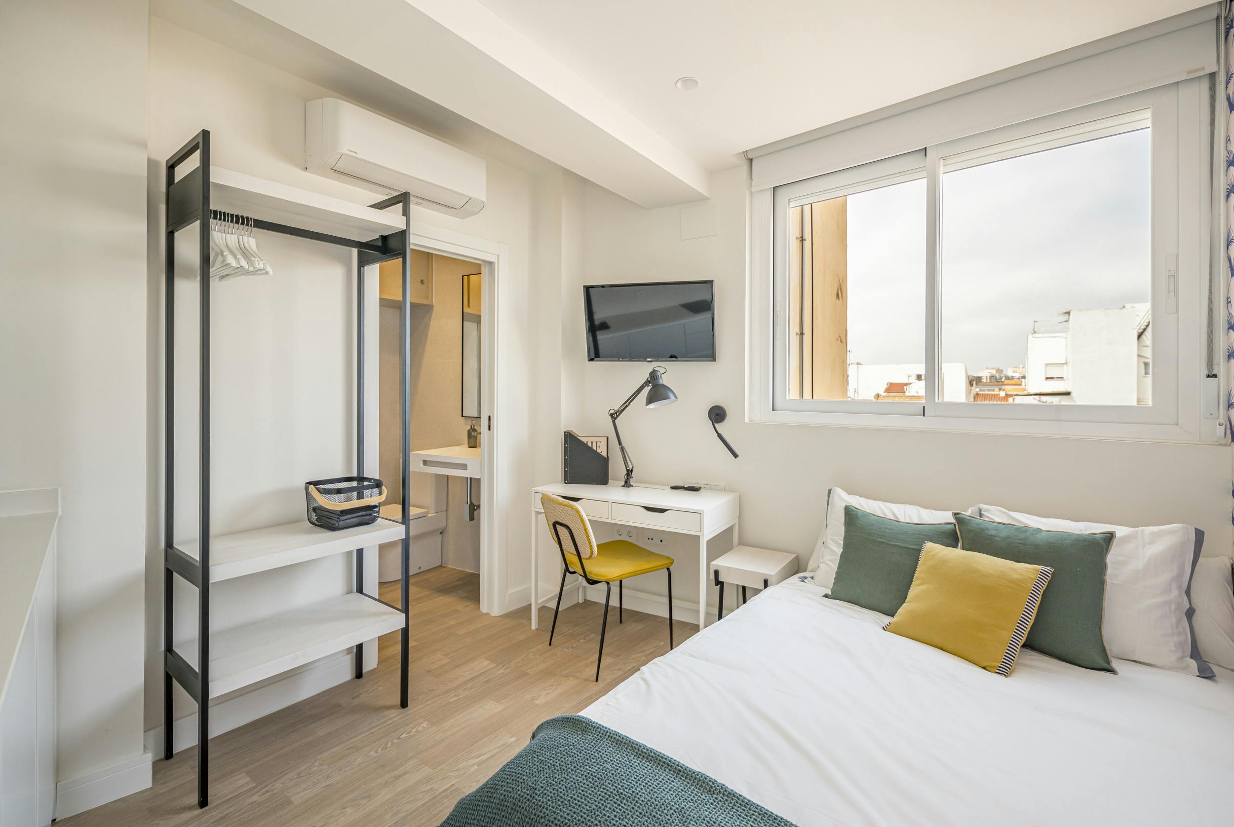 Private room for rent for €1,350 per month in Málaga, Calle San Juan