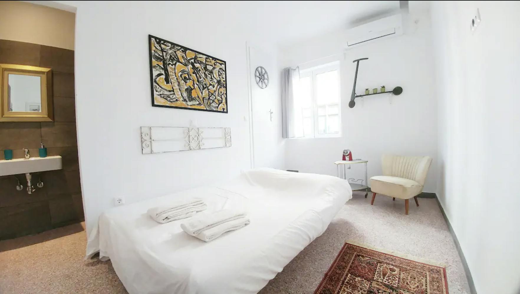 Private room for rent for €550 per month in Athens, Avramiotou