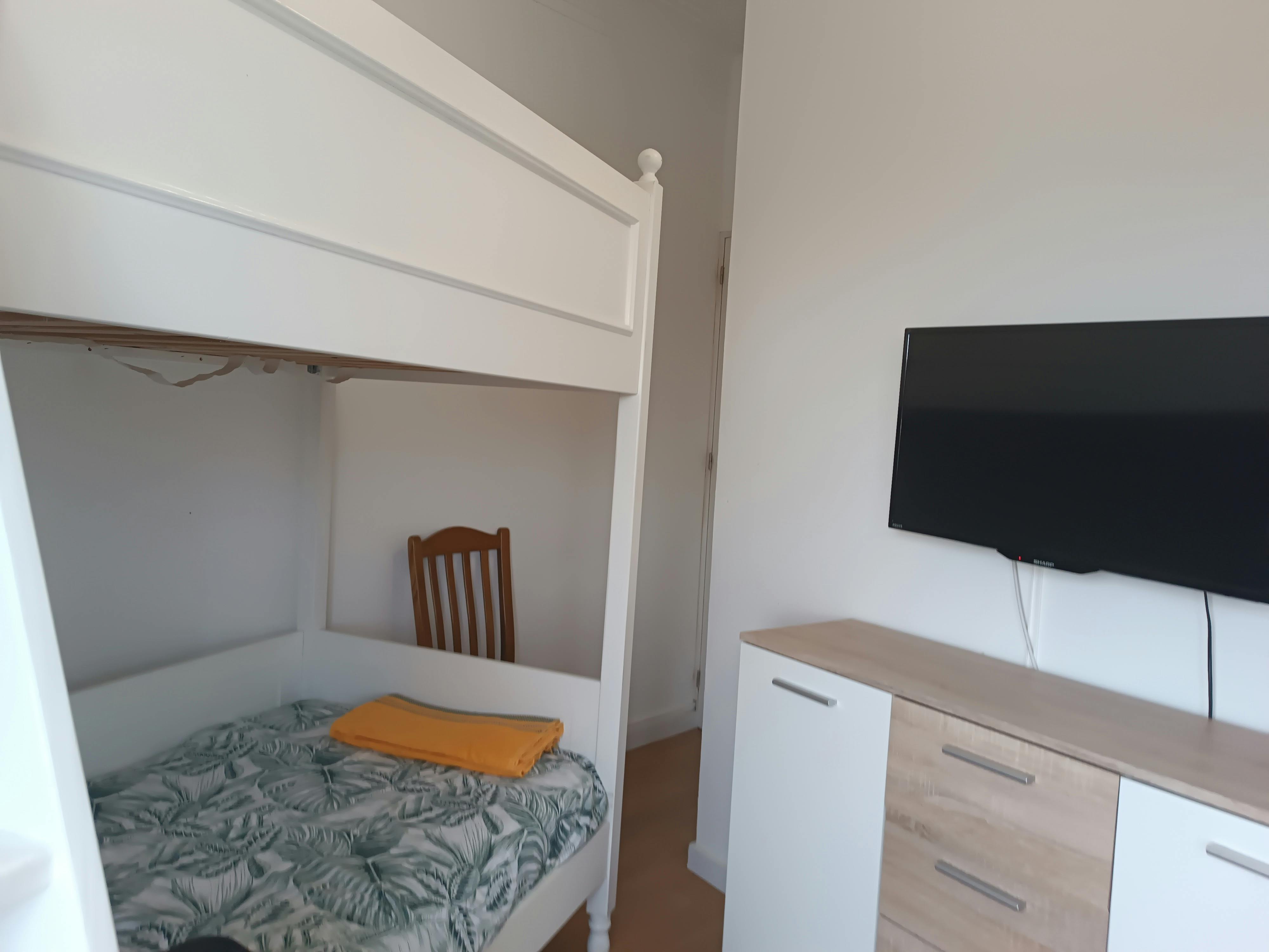 Shared room for rent for €500 per month in Amadora, Rua Garcia de Orta