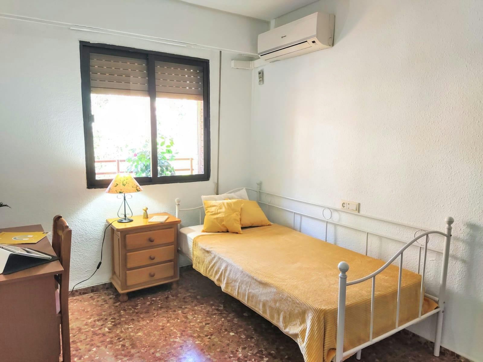 Private room for rent for €440 per month in Moncada, Calle del Veinticinco de Abril