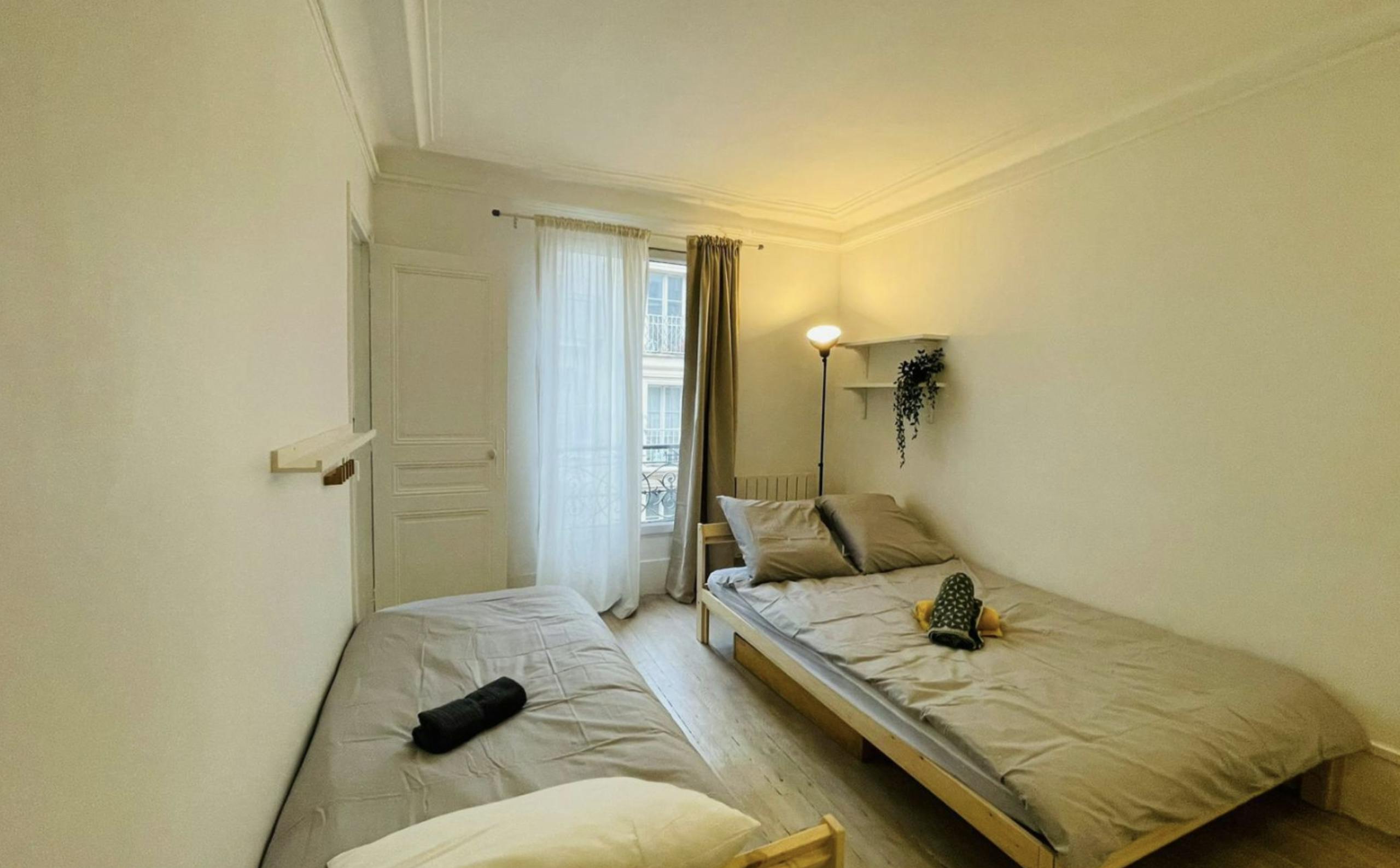 Apartment for rent for €2,300 per month in Paris, Rue Caplat