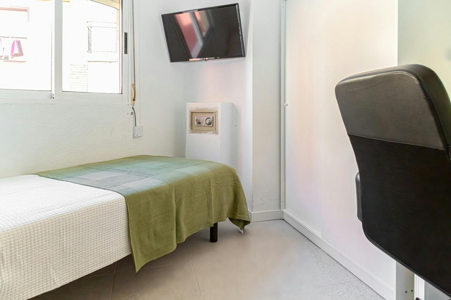 Private room for rent for €305 per month in Zaragoza, Calle Portugal