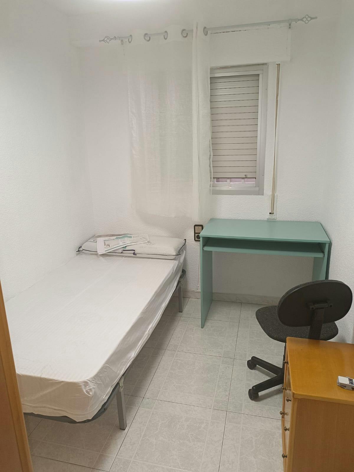 Private room for rent for €300 per month in Murcia, Calle Maestra María Maroto
