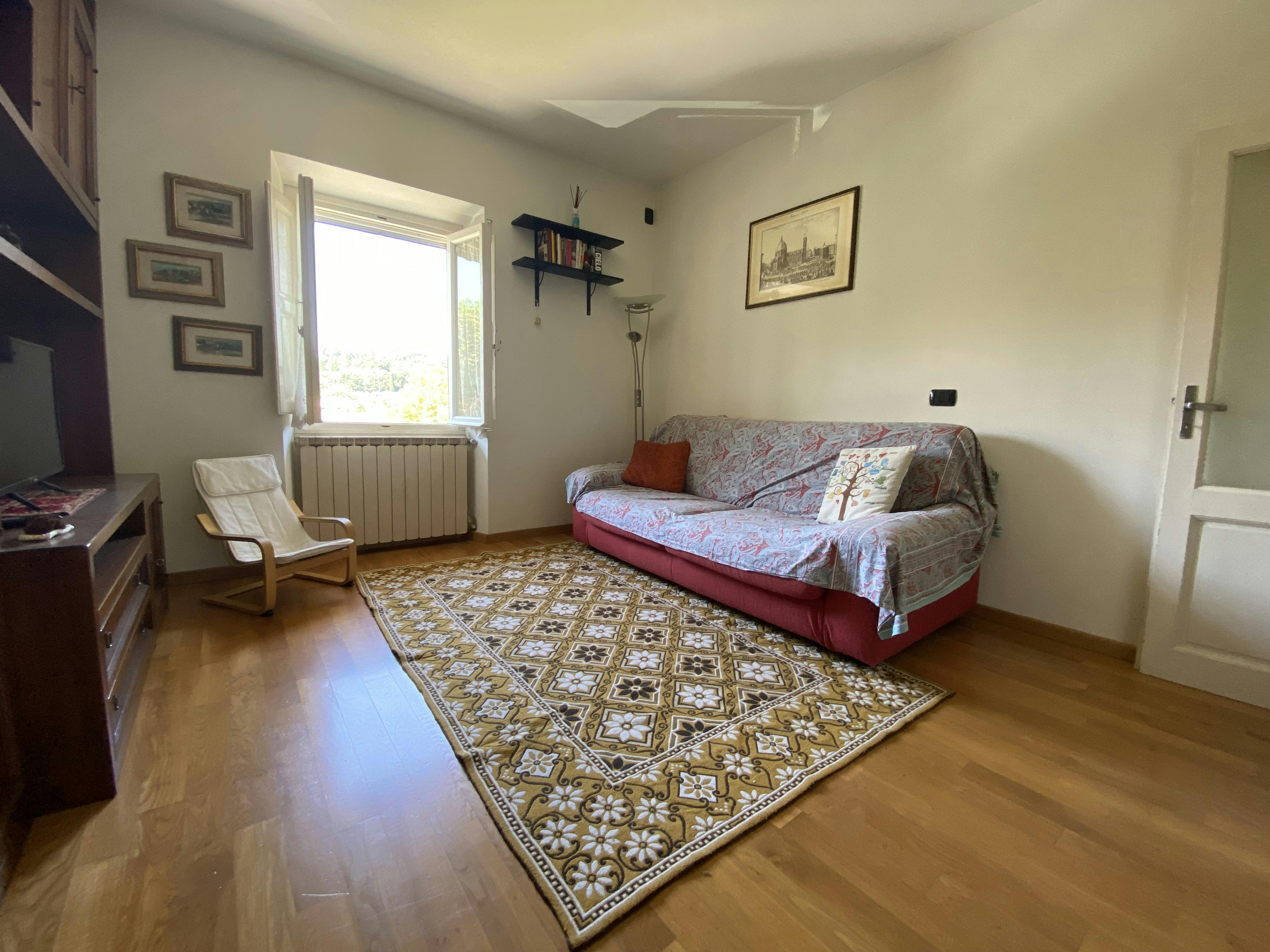 Apartment for rent for €1,000 per month in Fiesole, Piazza del Mercato