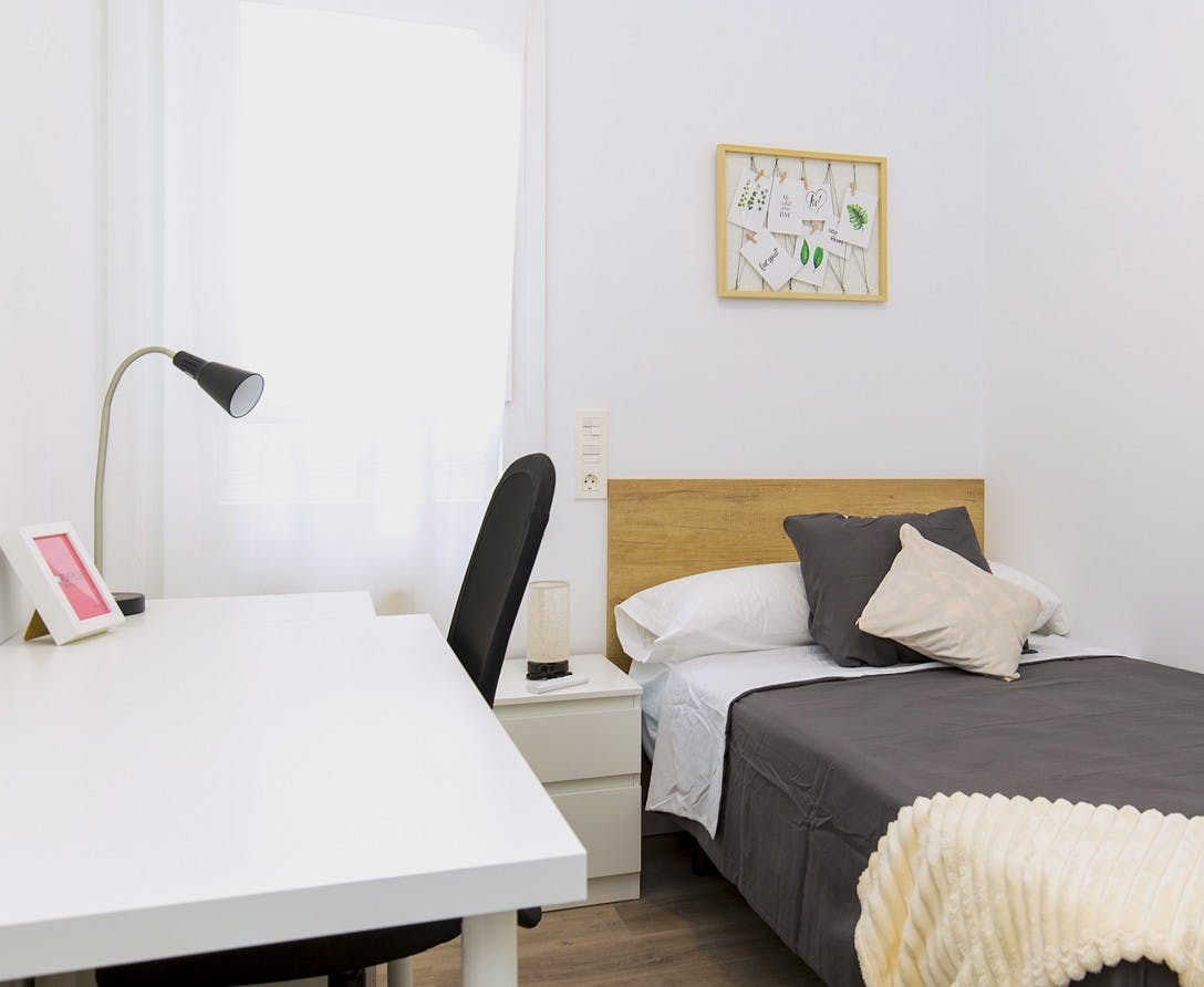 Private room for rent for €400 per month in Zaragoza, Calle Arcedianos
