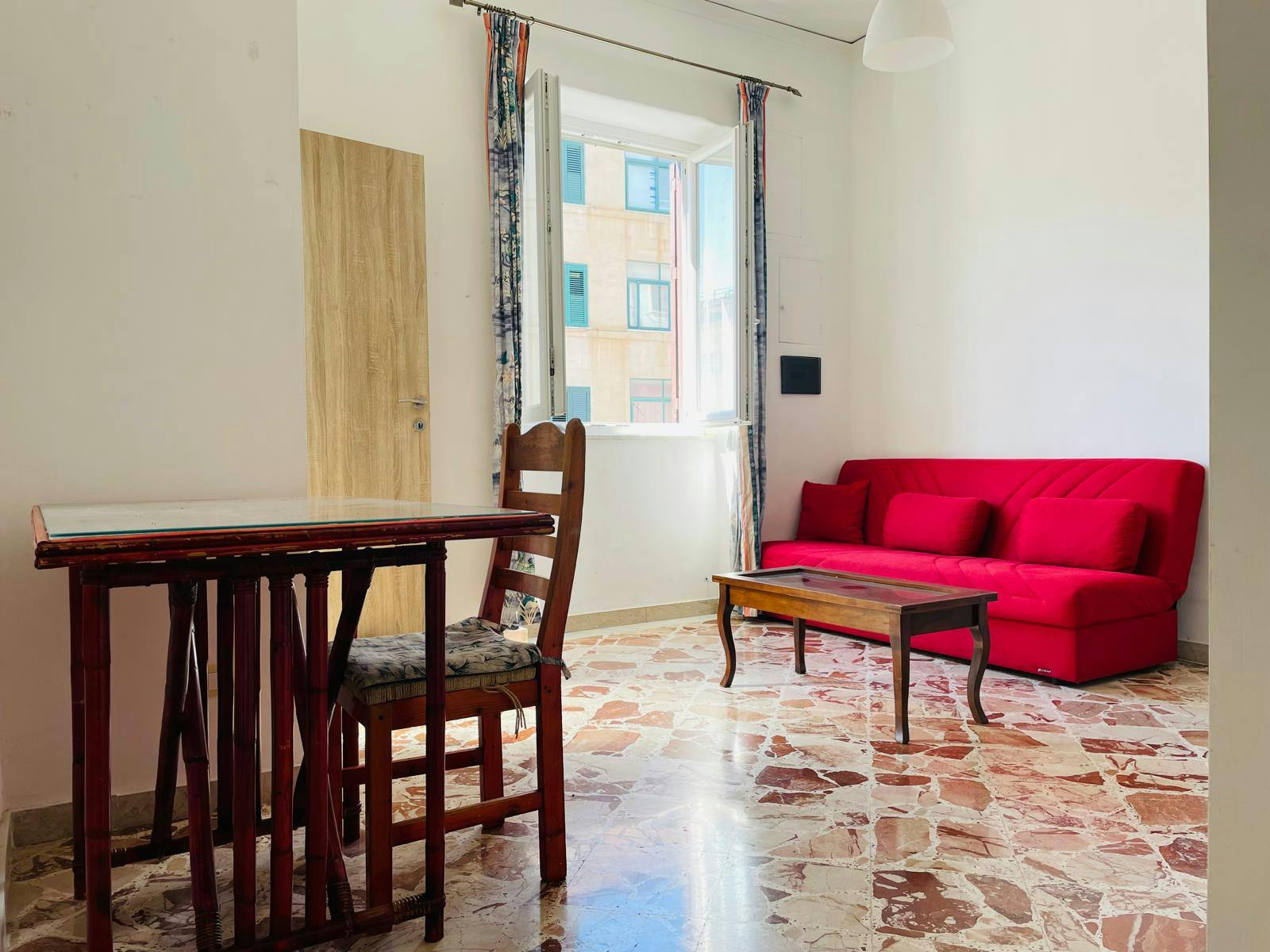 公寓 正在以 €700 的月租出租，其位于 Palermo, Via Antonino Mongitore