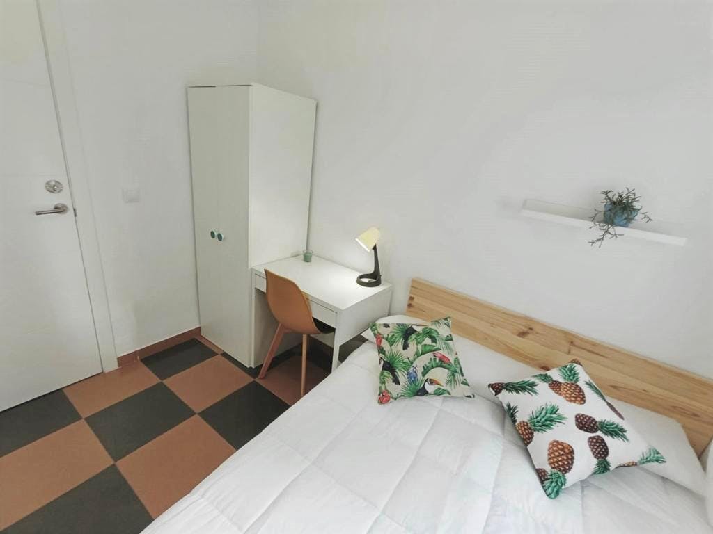 Private room for rent for €230 per month in Granada, Pasaje de Teba