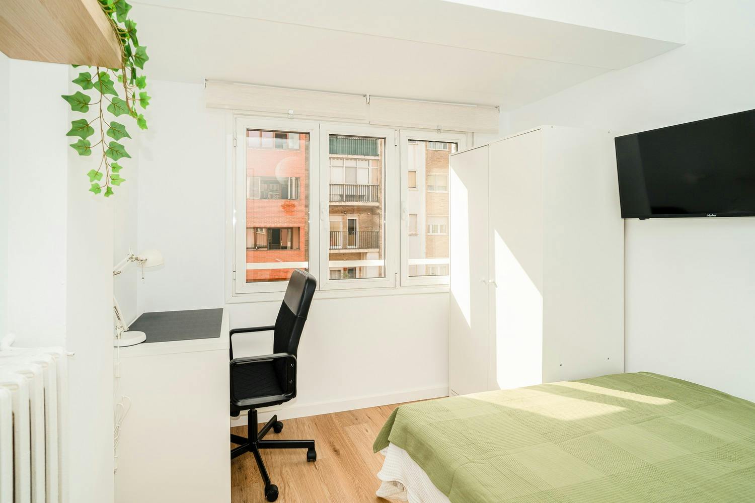 Private room for rent for €325 per month in Zaragoza, Avenida de Valencia