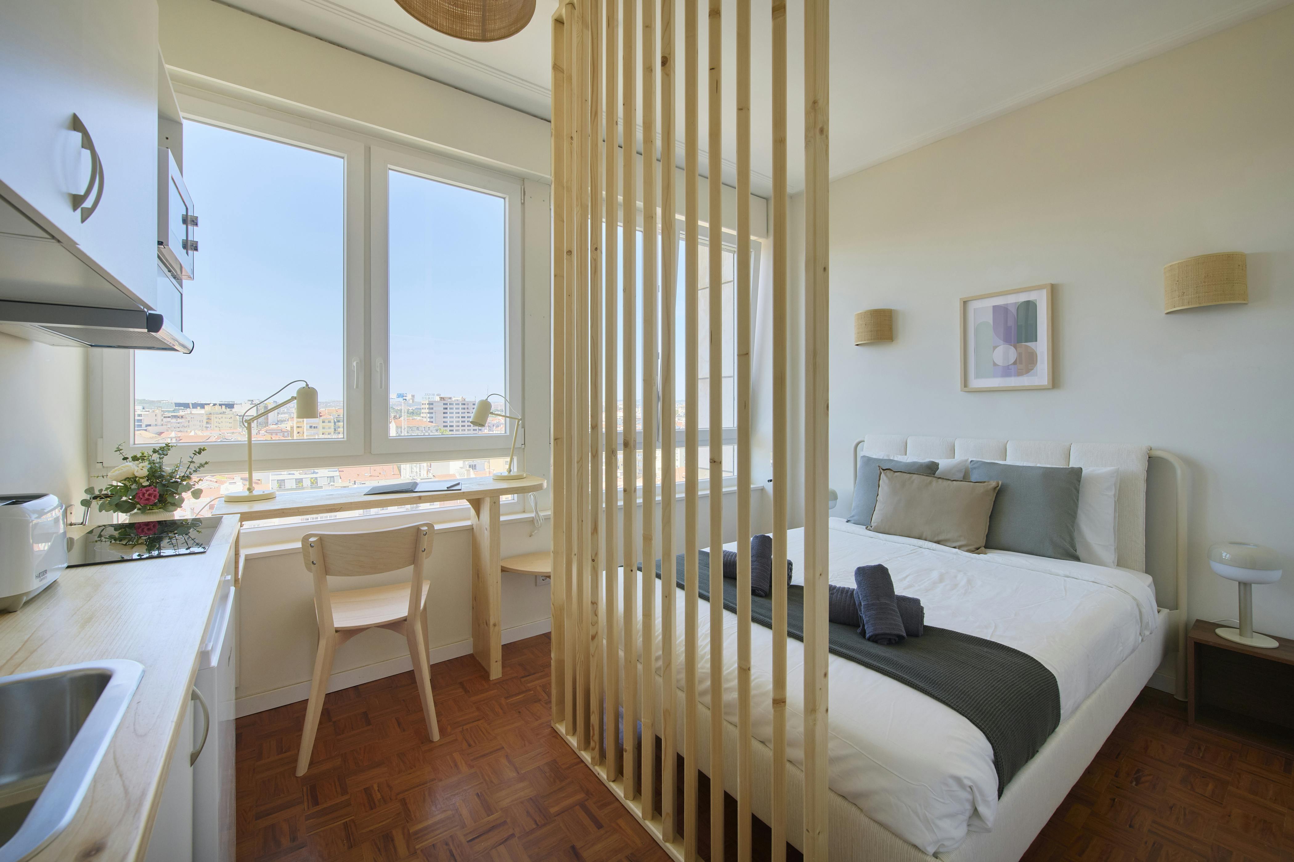 Studio for rent for €1,450 per month in Lisbon, Rua Latino Coelho