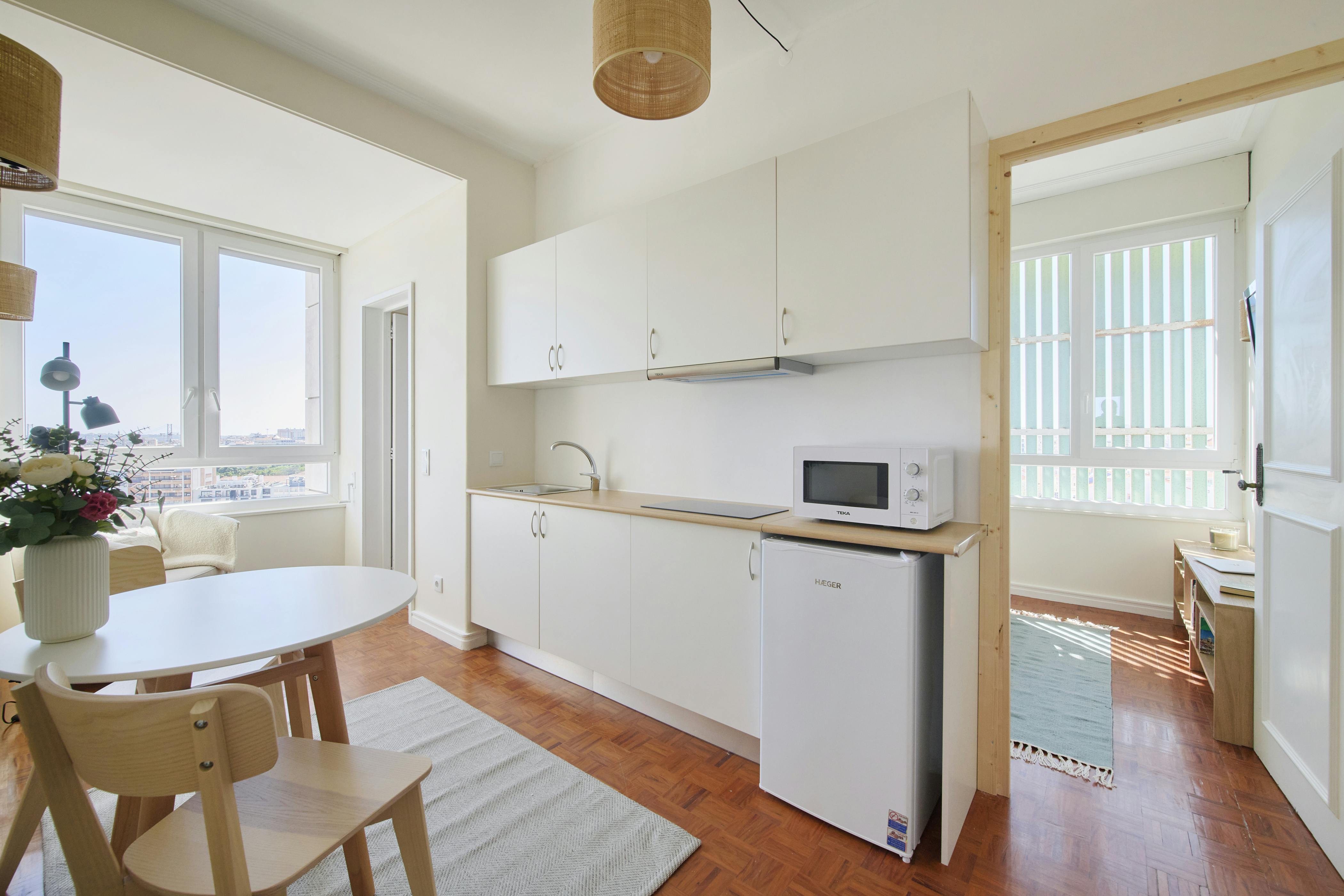 Apartment for rent for €1,950 per month in Lisbon, Rua Latino Coelho