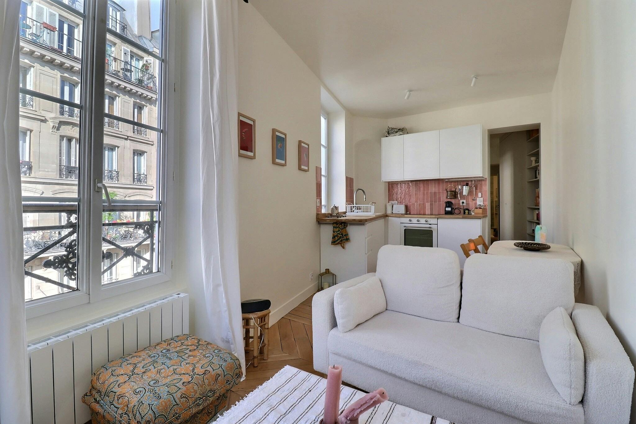 Apartment for rent for €1,905 per month in Paris, Rue de Clignancourt