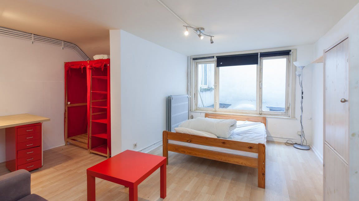 Shared room for rent for €530 per month in Ixelles, Rue du Trône