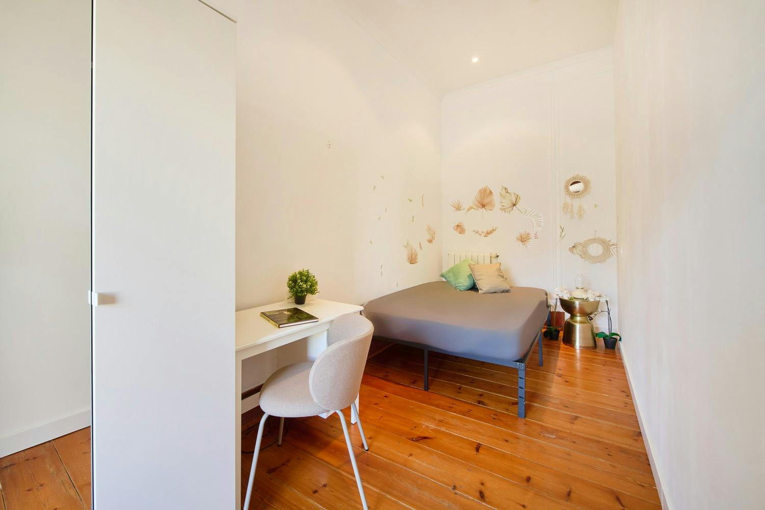 Private room for rent for €450 per month in Lisbon, Avenida Duque d'Ávila