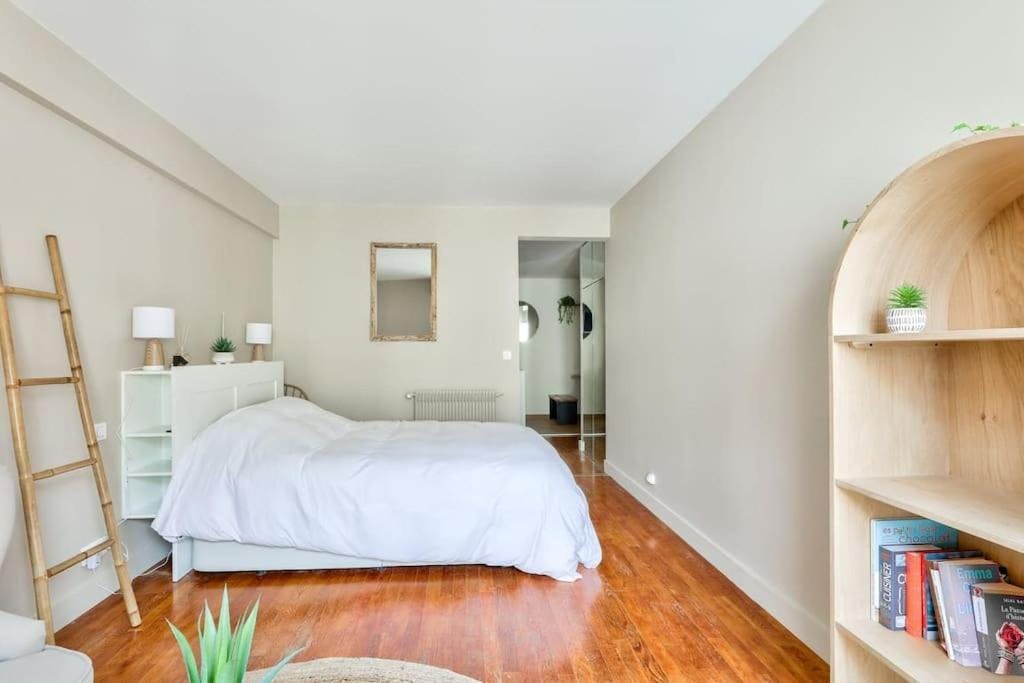 Studio for rent for €1,577 per month in Paris, Rue Laromiguière