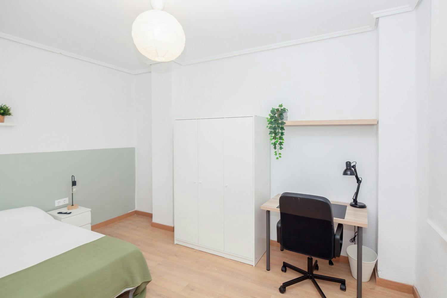 Private room for rent for €445 per month in Valencia, Carrer de Sant Vicent Màrtir