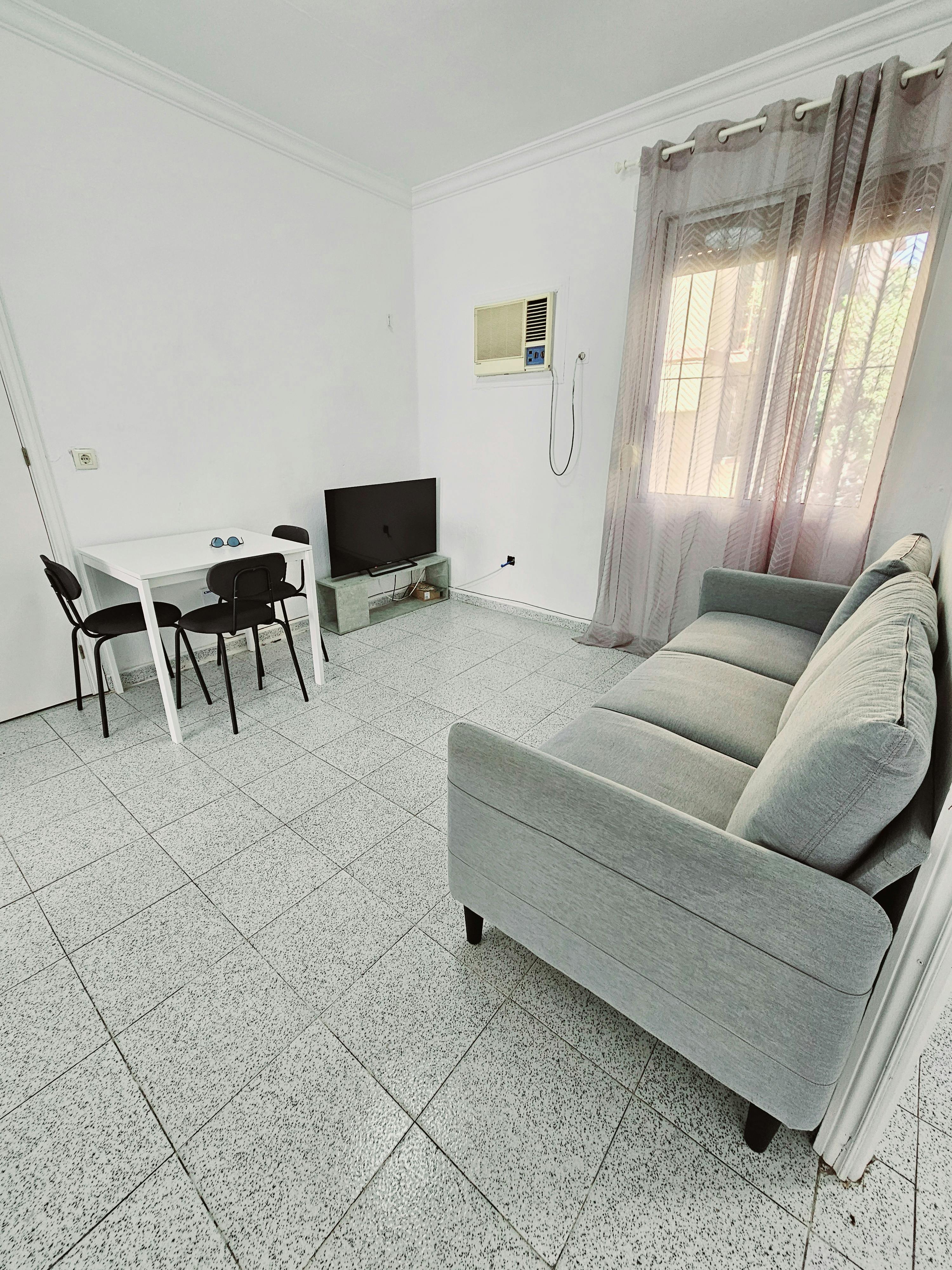 Private room for rent for €420 per month in Sevilla, Calle Ferrobús