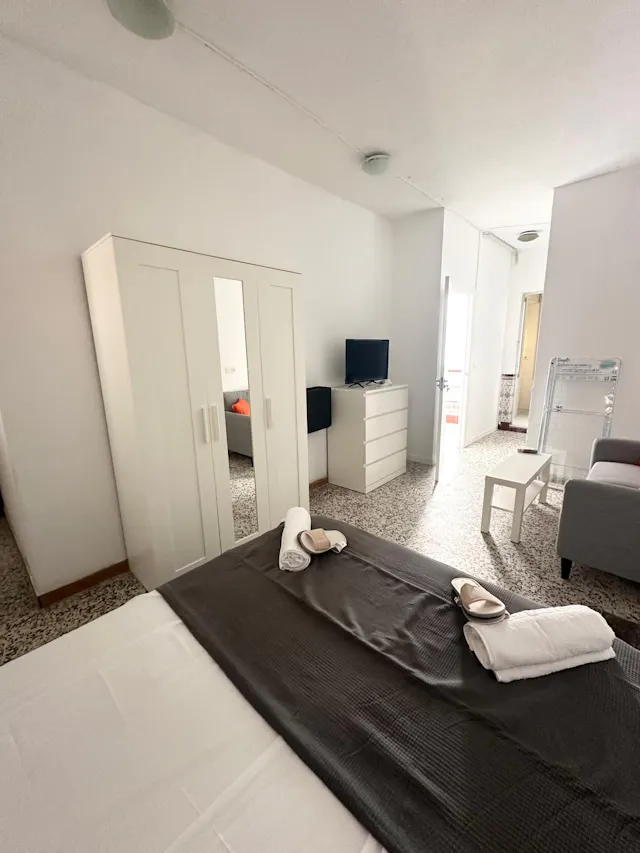 Private room in Calle Villarroel, Málaga (1552421) room image 2