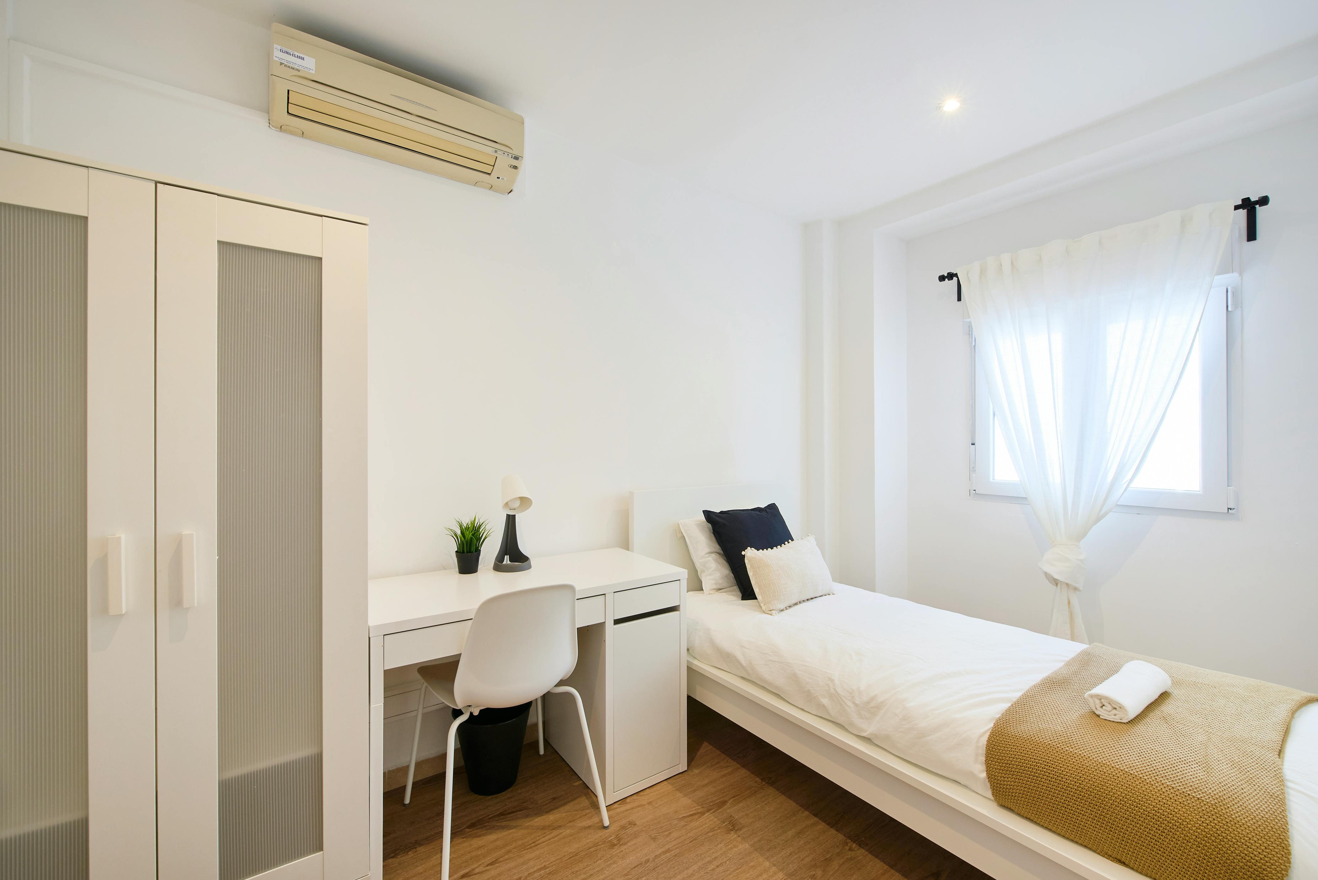 Private room for rent for €780 per month in Lisbon, Rua Martens Ferrão