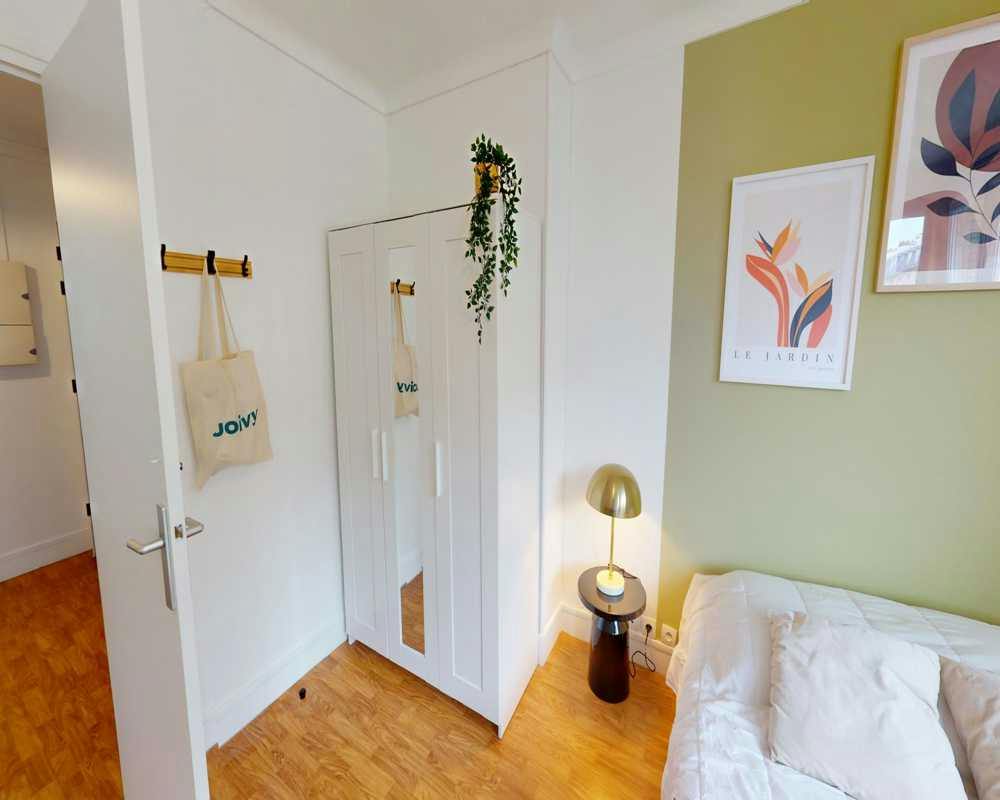 Private room for rent on Rue de Saussure, Paris - Plus
