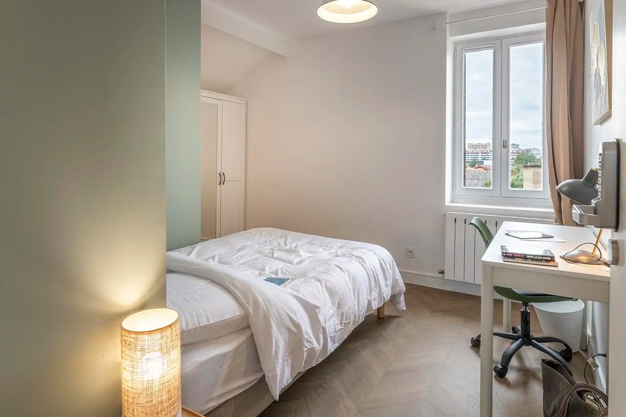 Rue des Roses, Bron preview