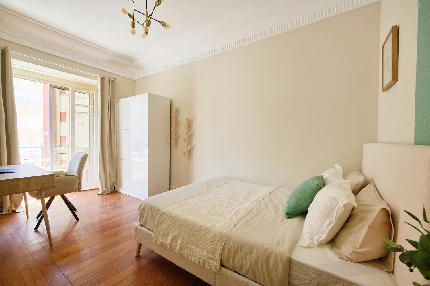 Private room for rent for €605 per month in Lisbon, Avenida Almirante Reis