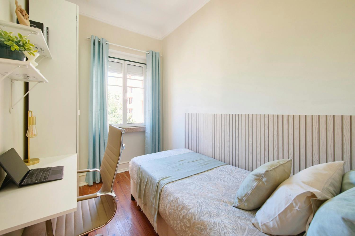 Private room for rent for €400 per month in Lisbon, Avenida Almirante Reis