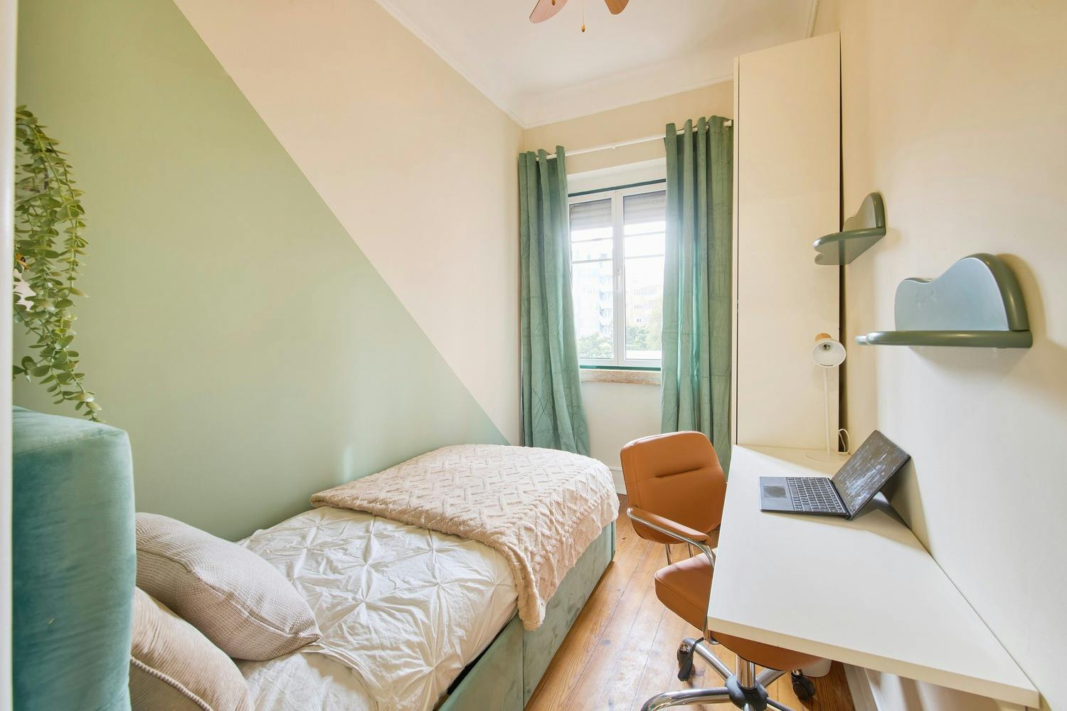 Private room for rent for €500 per month in Lisbon, Avenida Almirante Reis