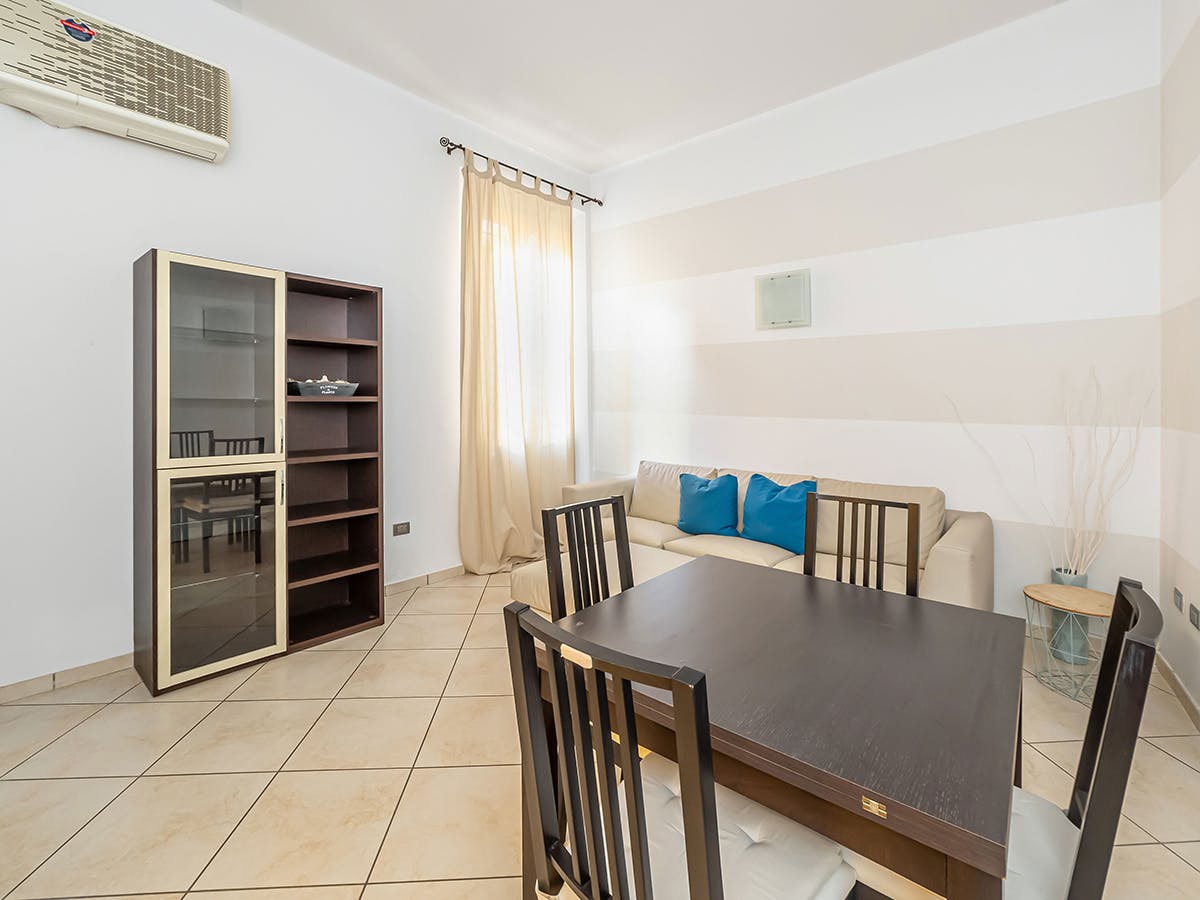 Building for rent for €1,200 per month in Bologna, Via San Felice