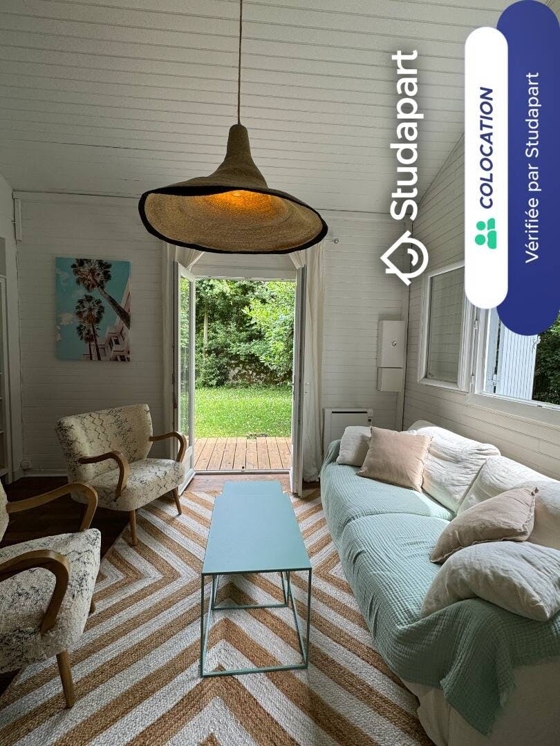 Private room for rent on Rue du Château, Bordeaux